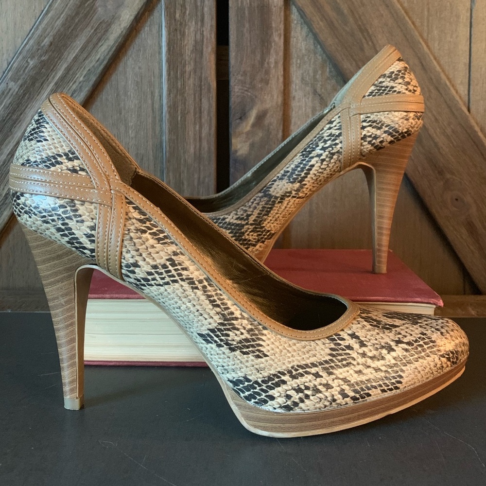 Snakeskin heels / pumps